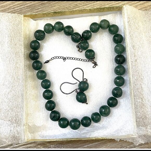 Green quartz beaded necklace and earrings set - Picture 9 of 13